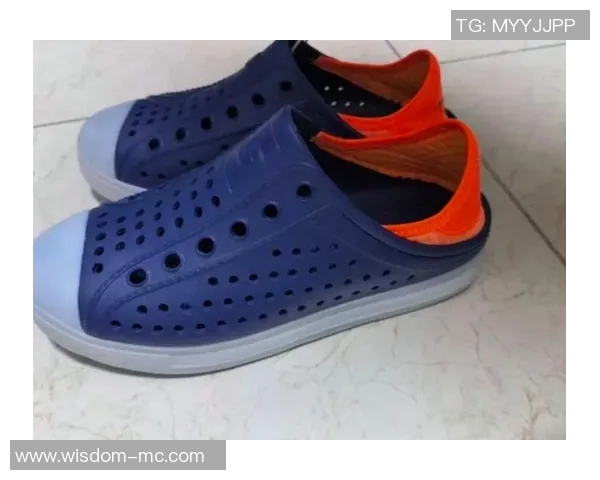 洞洞鞋与足球明星的完美结合展现运动时尚新风潮